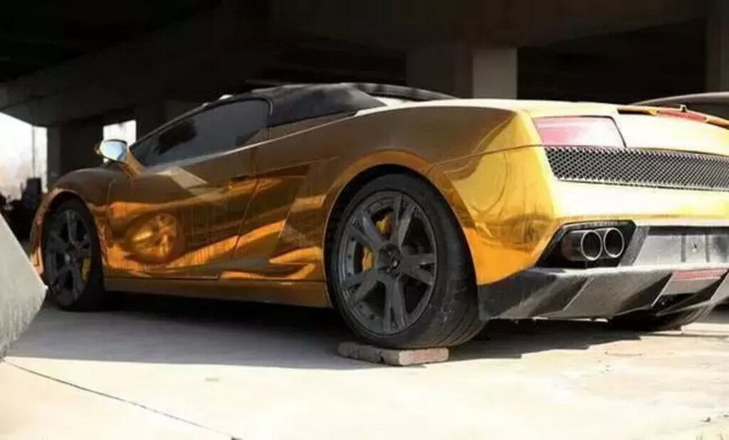 Золотистый кабриолет Lamborghini