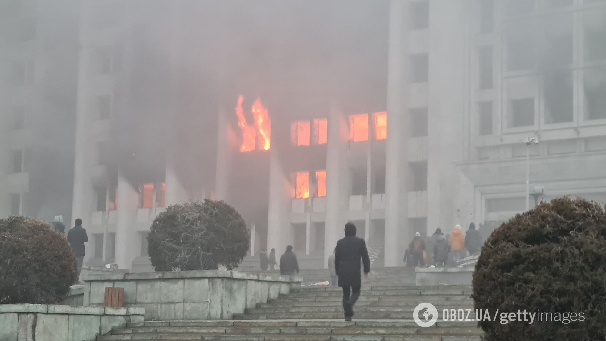 Протестующие подожгли несколько зданий