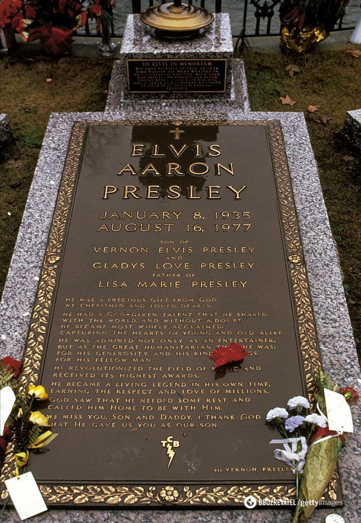На надгробии Элвиса Пресли его второе имя написано с двумя "а".