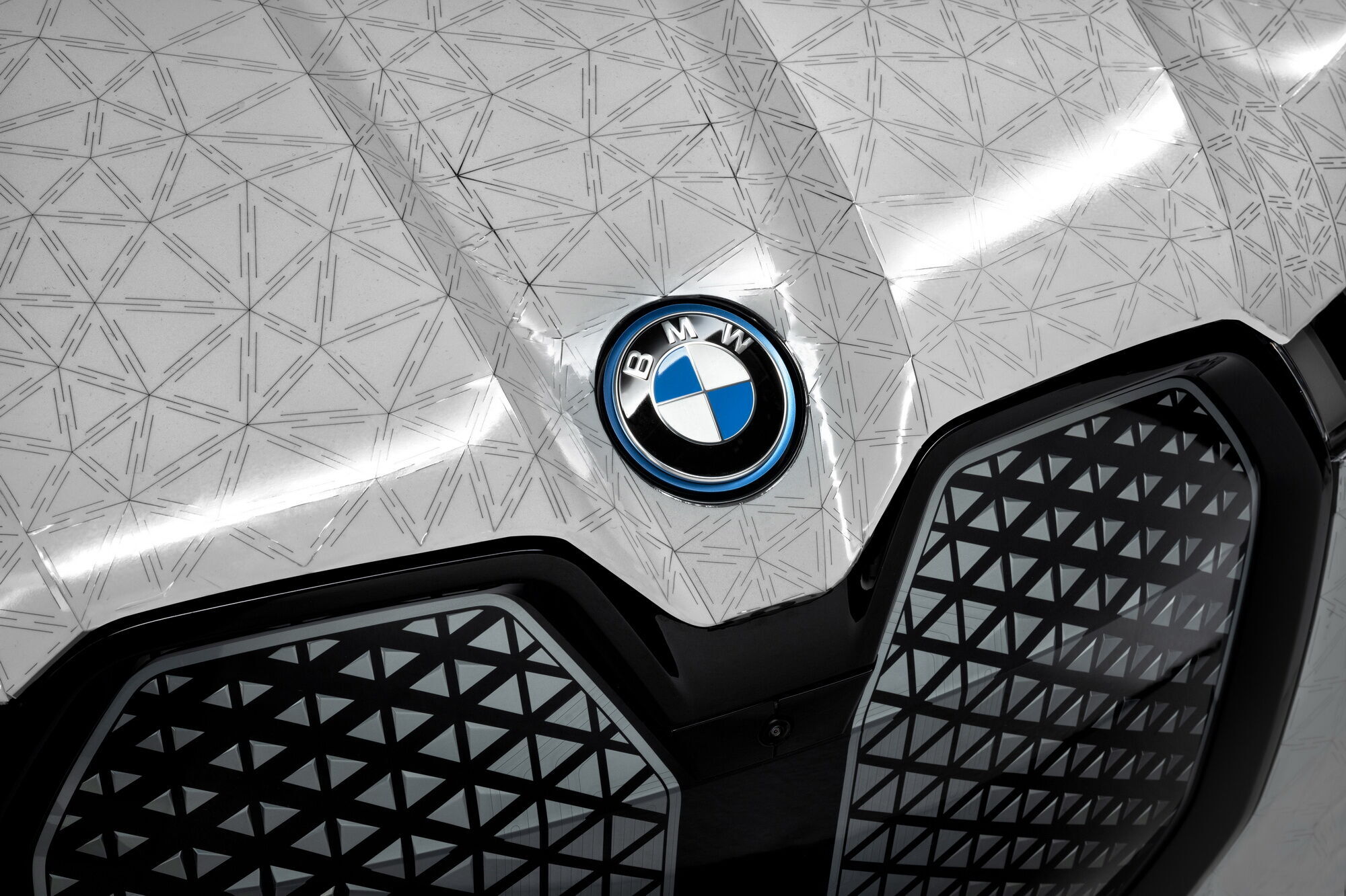 У BMW iX Flow використовується електрофоретична плівка E Ink Prism