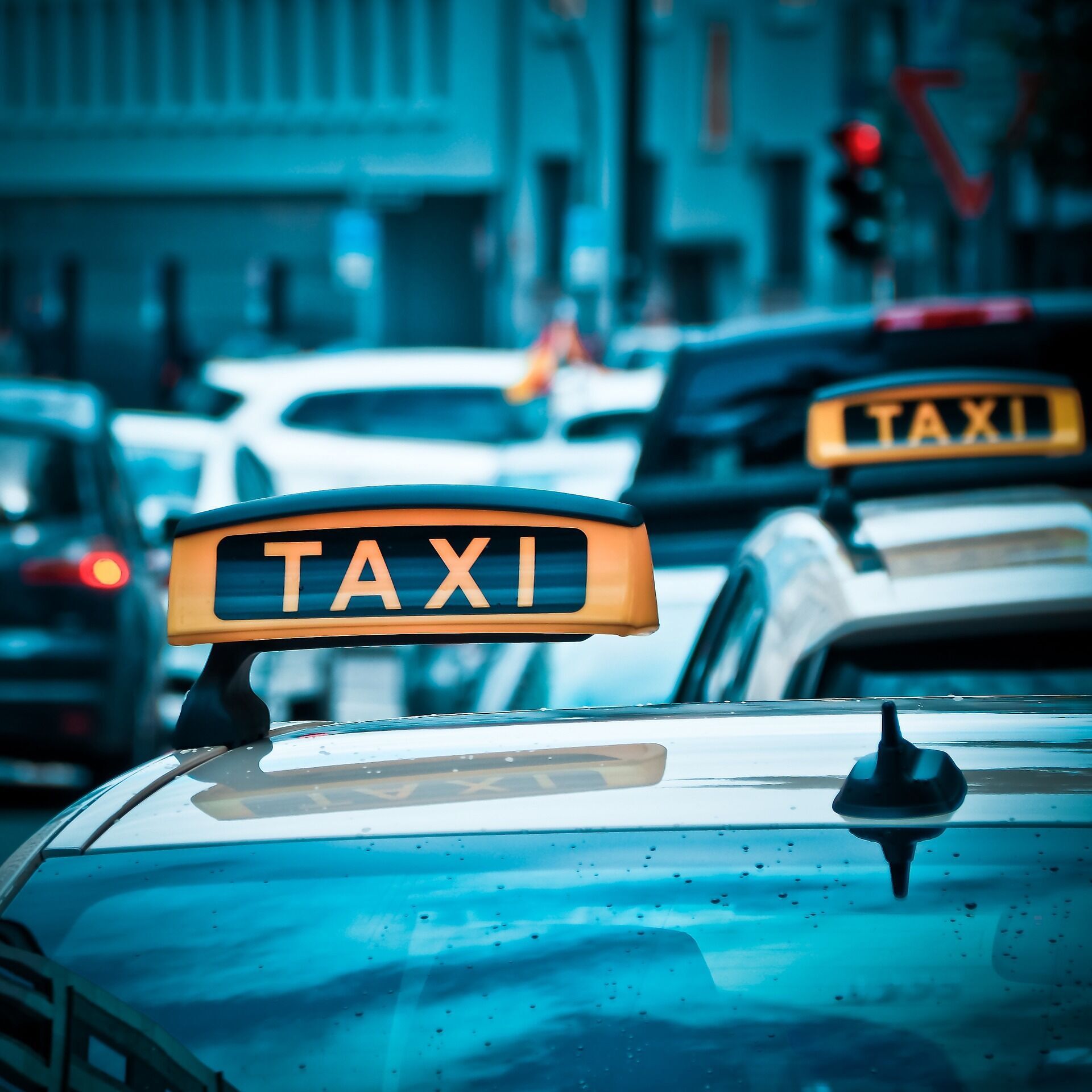 Туристи найчастіше пересуваються на таксі.