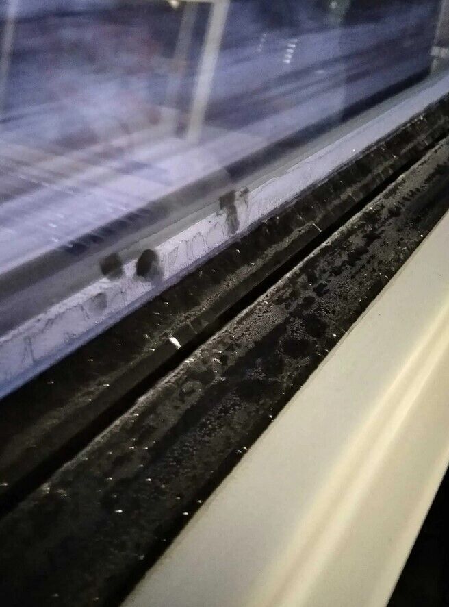 На внутрішній стороні вікна поїзда утворився іній