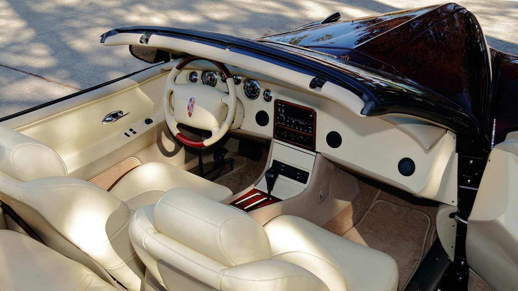 Салон концепту запозичили у моделі Buick Riviera 1996 року