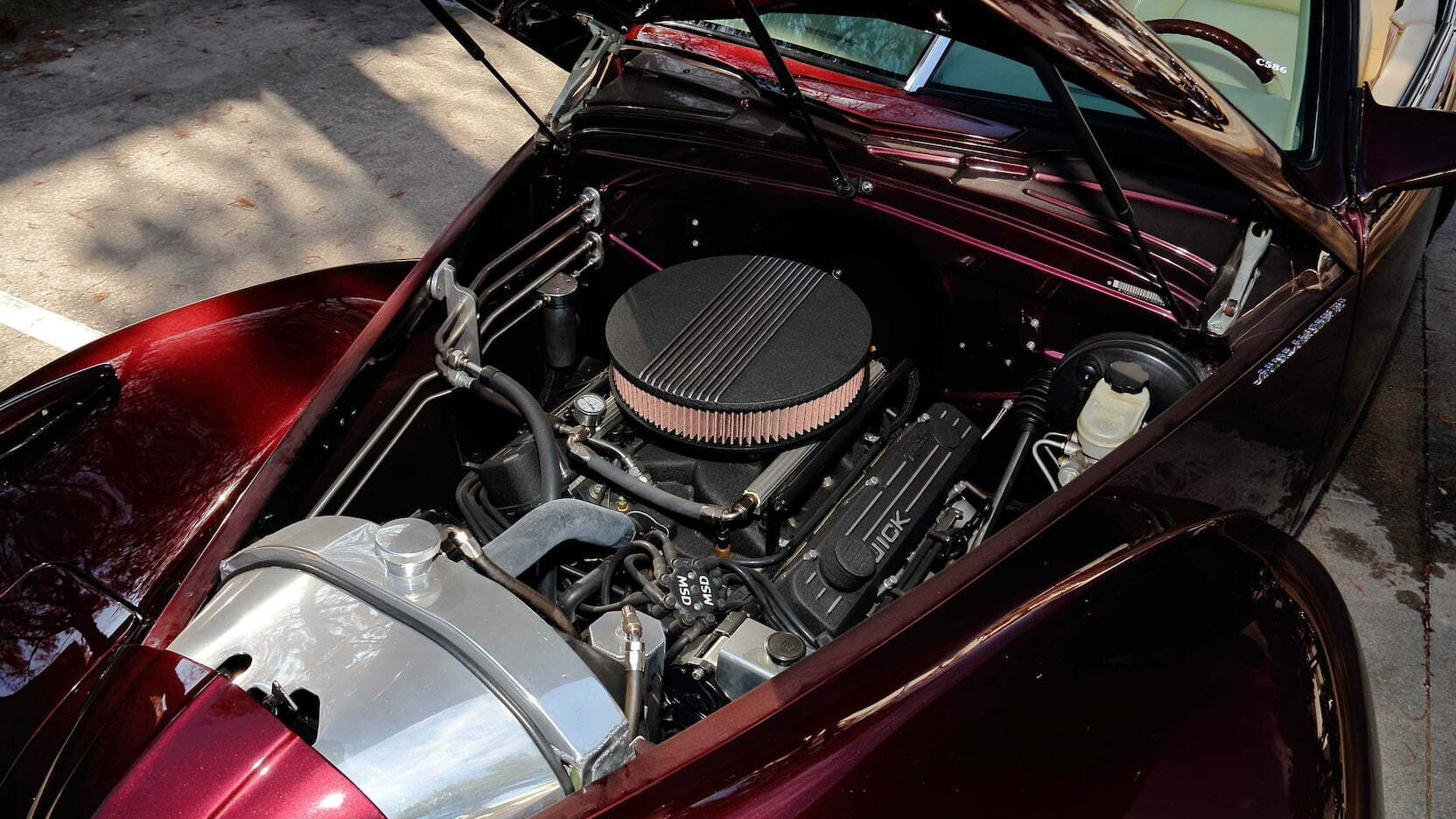 Під капотом машини встановили 8-циліндровий 7,5-літровий атмосферний двигун потужністю 463 к.с від Buick GS.