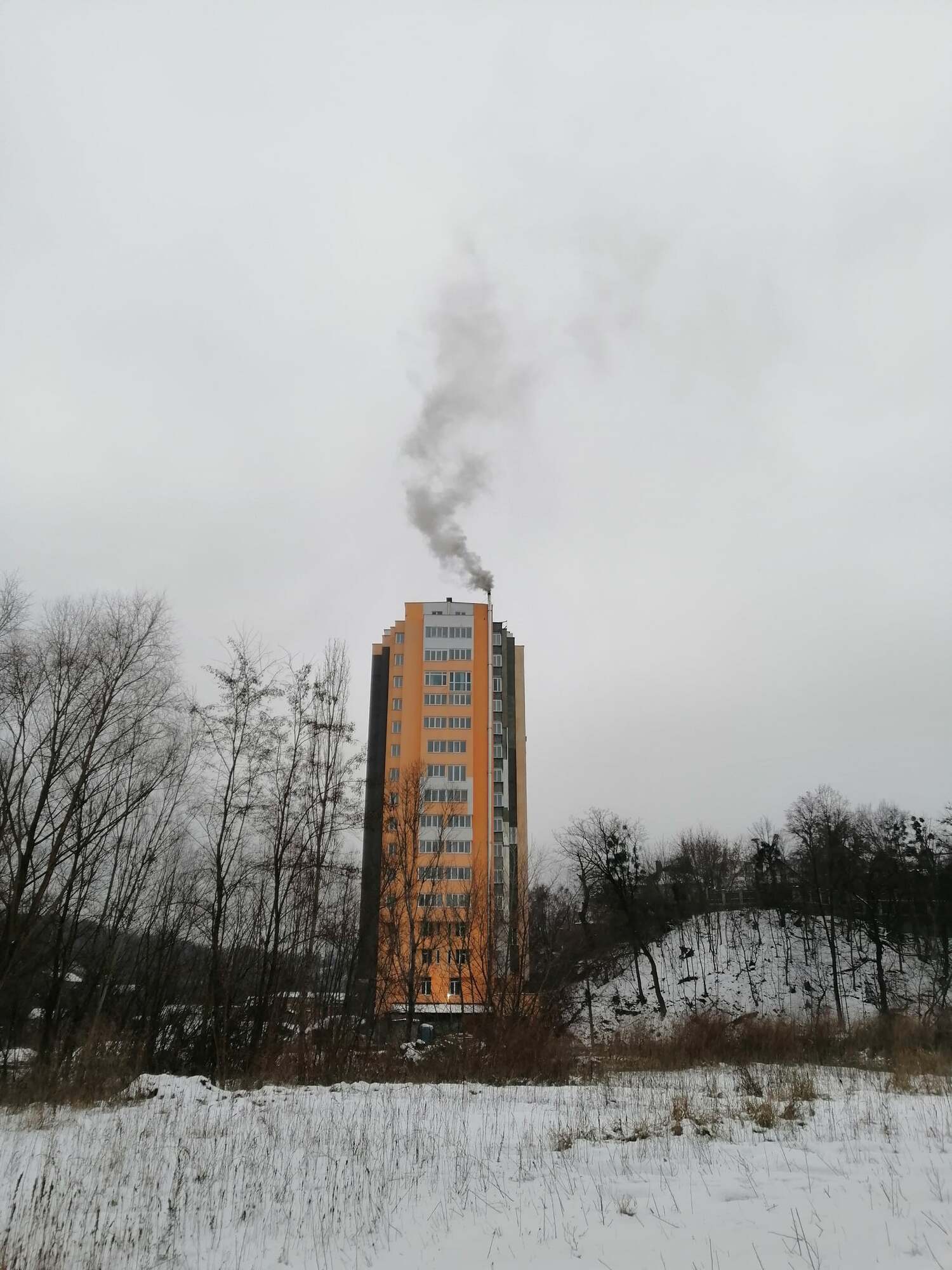 В ЖК Войцеховского Кузьминский-2 начали отапливать дровами 16-этажный дом -  фото | OBOZ.UA