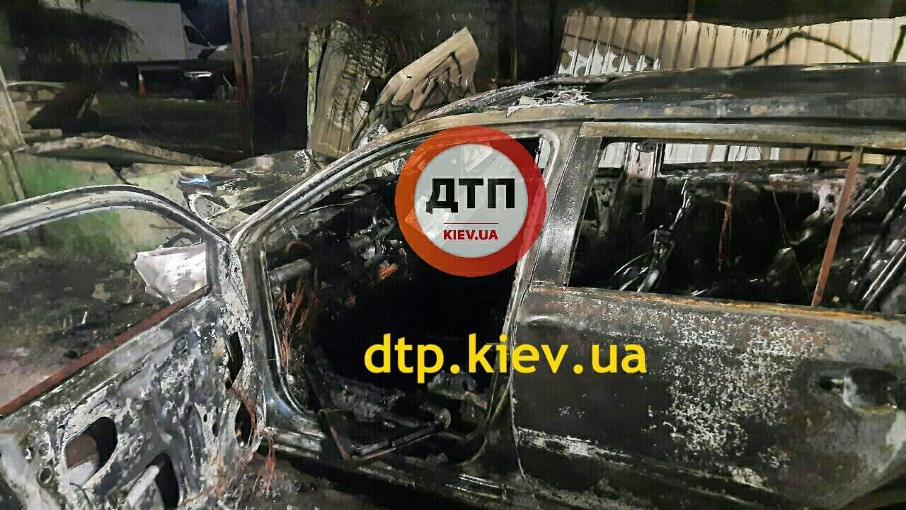 Авто повністю згоріло.