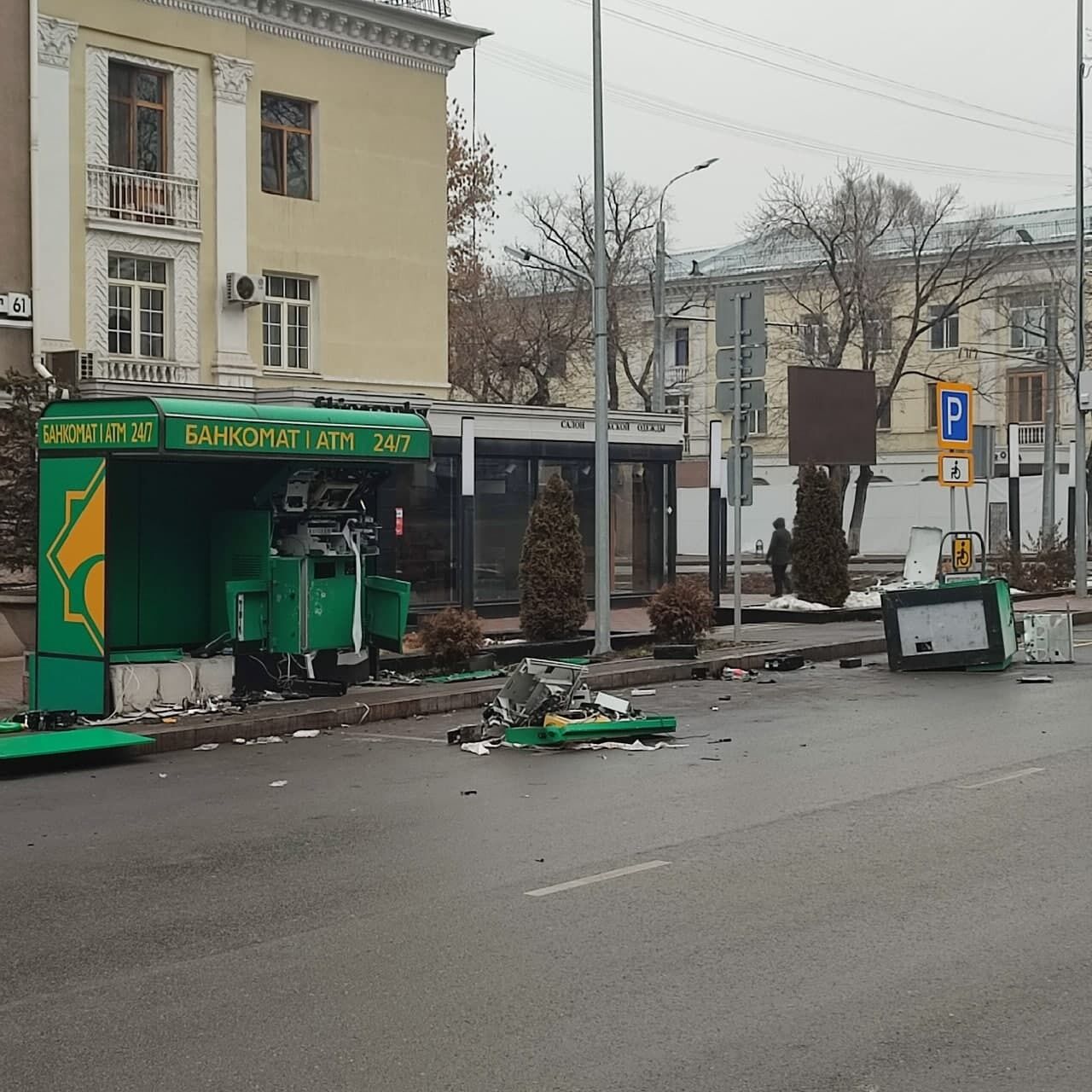 Зруйнований банкомат у Казахстані