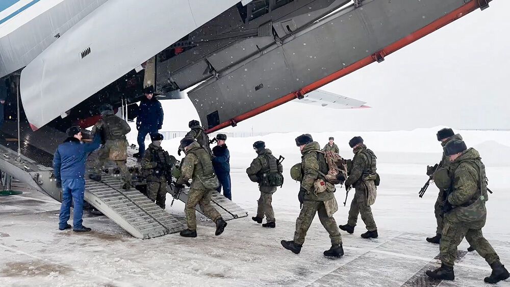 Россия начала переброску военных в Казахстан