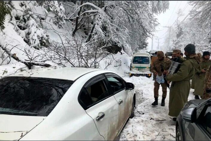 В Пакистане как минимум 22 туриста погибли, застряв в снежных заносах