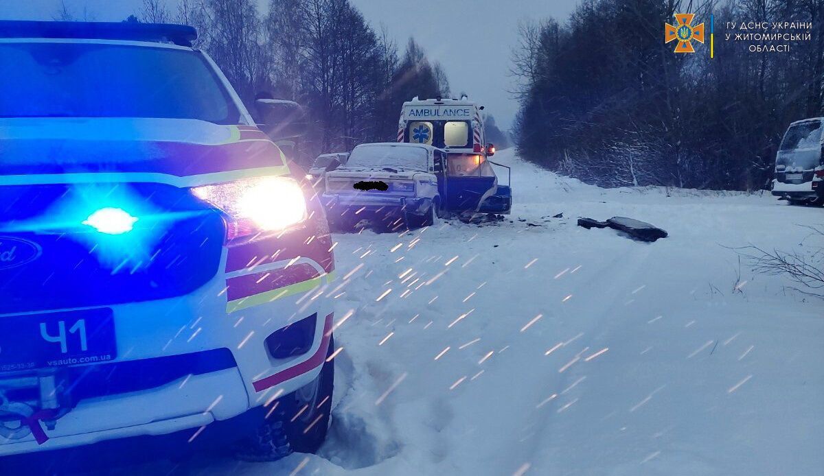 Водія затисло в авто