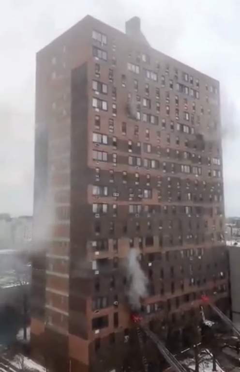 Дым поднимался с нижных этажей