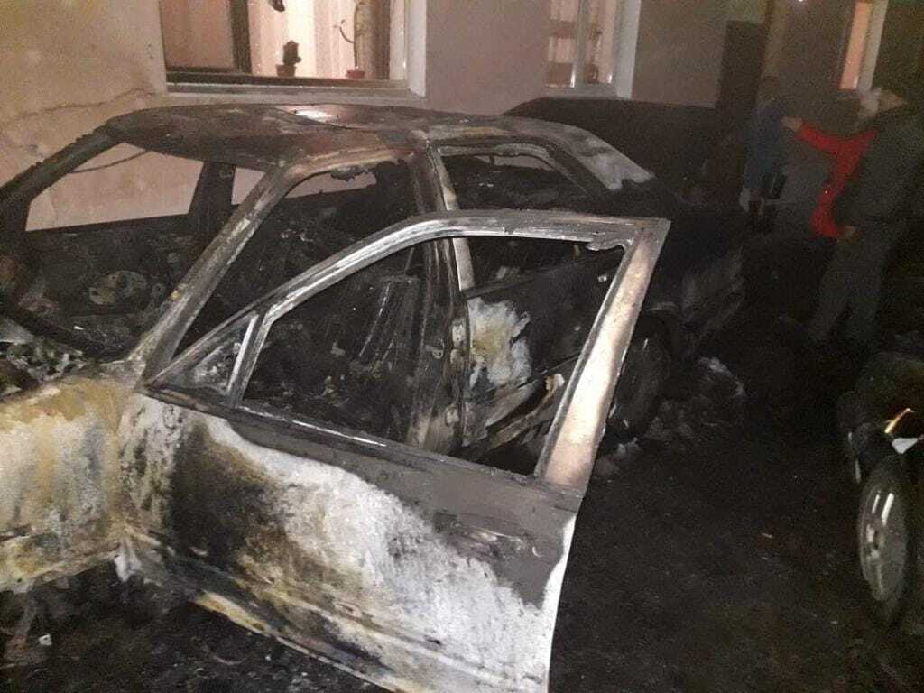 Чоловік запалював машини, щоб привернути увагу дружини