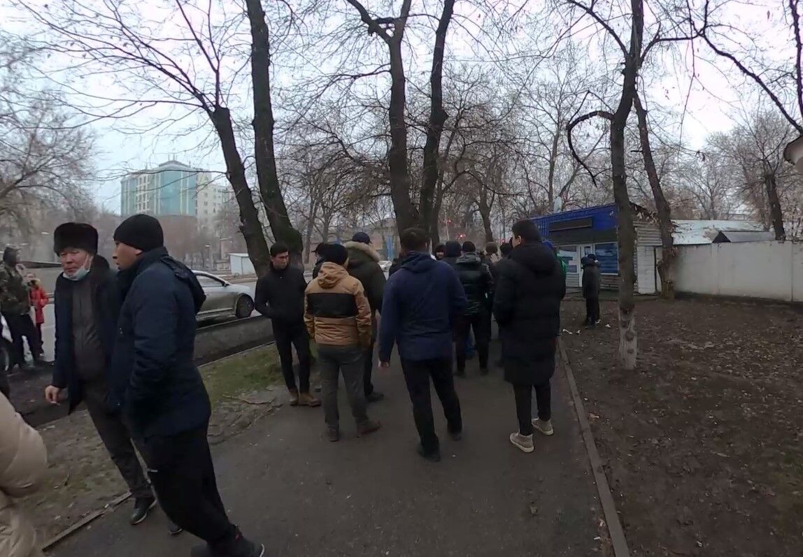 Черга родичів загиблих під час мітингів в Алмати