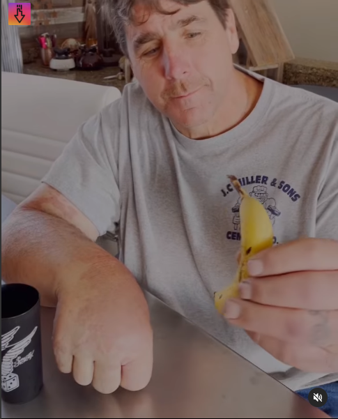 Джефф Дейб с бананом