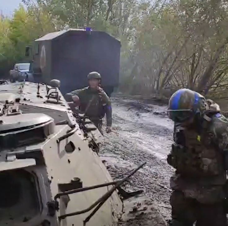 ''Ви оточені, спротив не має сенсу'': у ЗСУ показали, як військам РФ біля Лимана пропонують здатися у полон. Відео