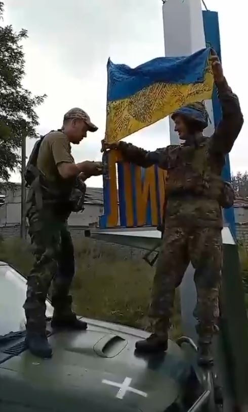 Воины ВСУ подняли украинский флаг в Лимане Донецкой области. Видео