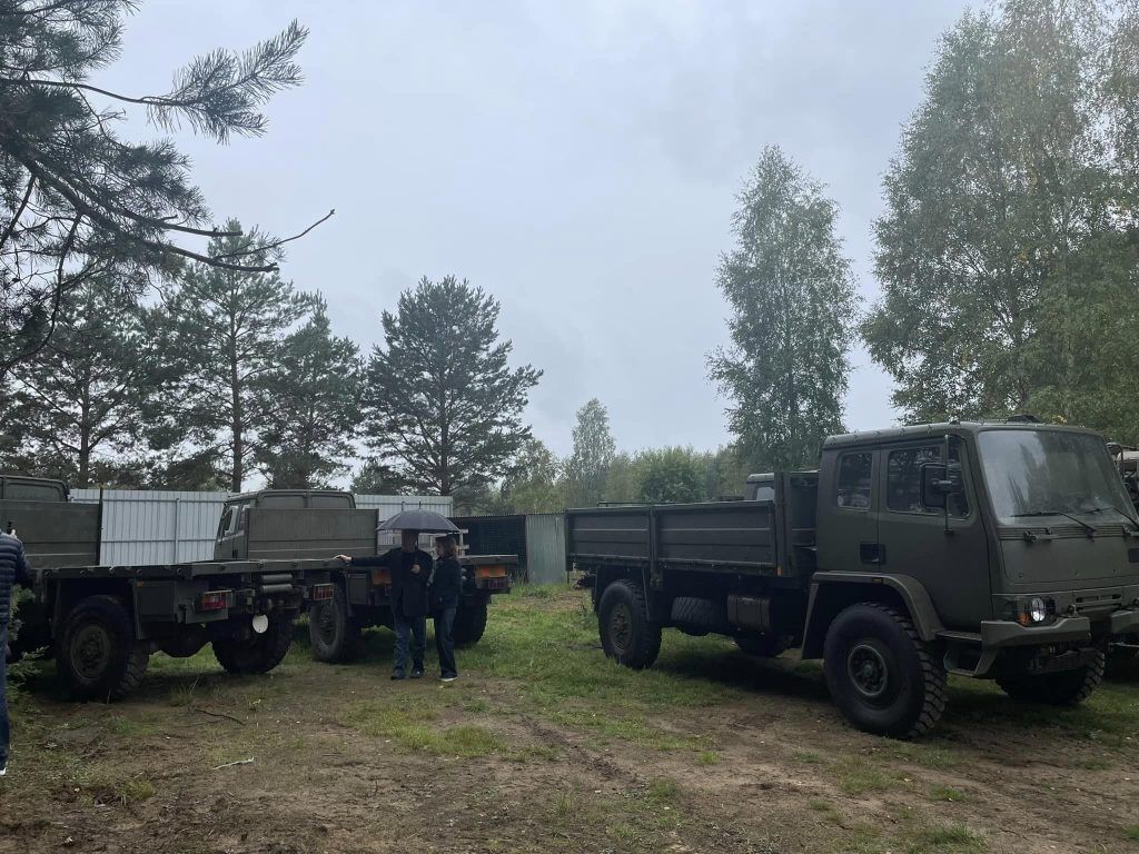 Порошенко у Польщі відправив чергову партію британських вантажівок для ЗСУ