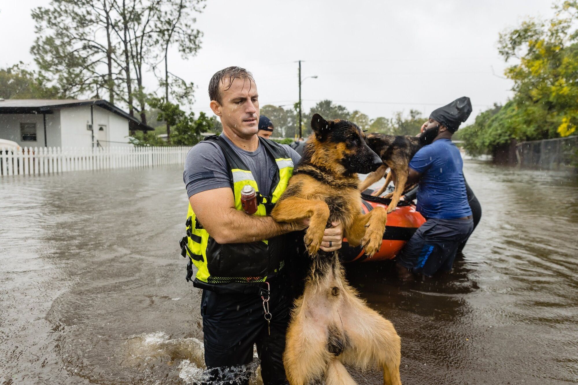 После Флориды ураган Ян накрыл еще два американских штата: стихия разрушила дома и затопила улицы. Фото и видео