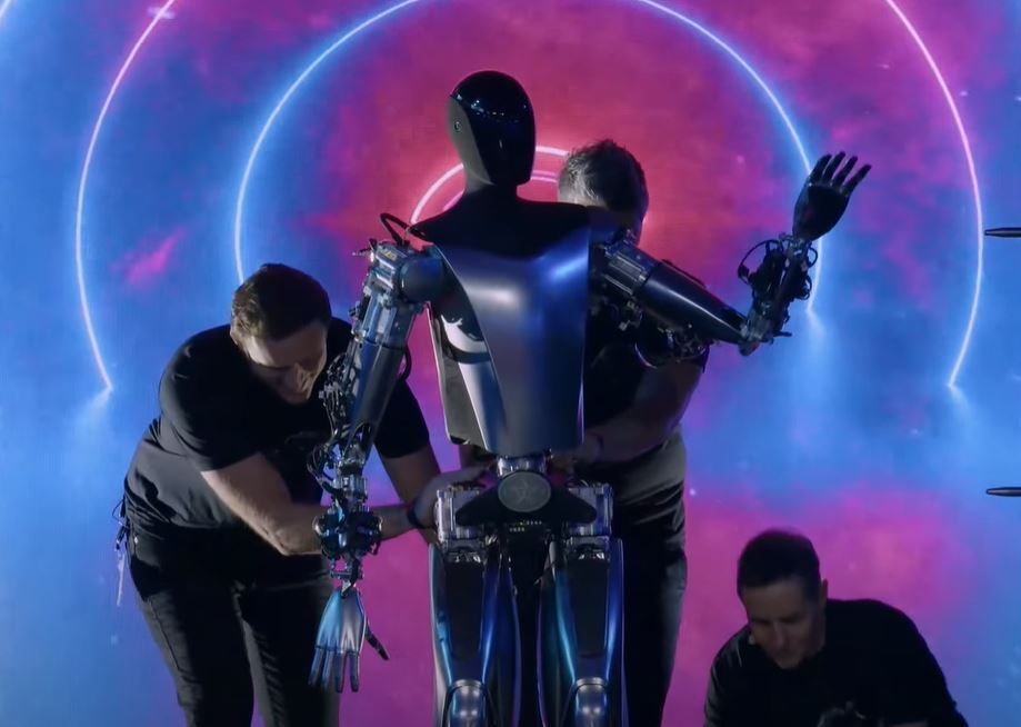 Илон Маск впервые показал в действии человекоподобного робота Tesla Optimus. Видео