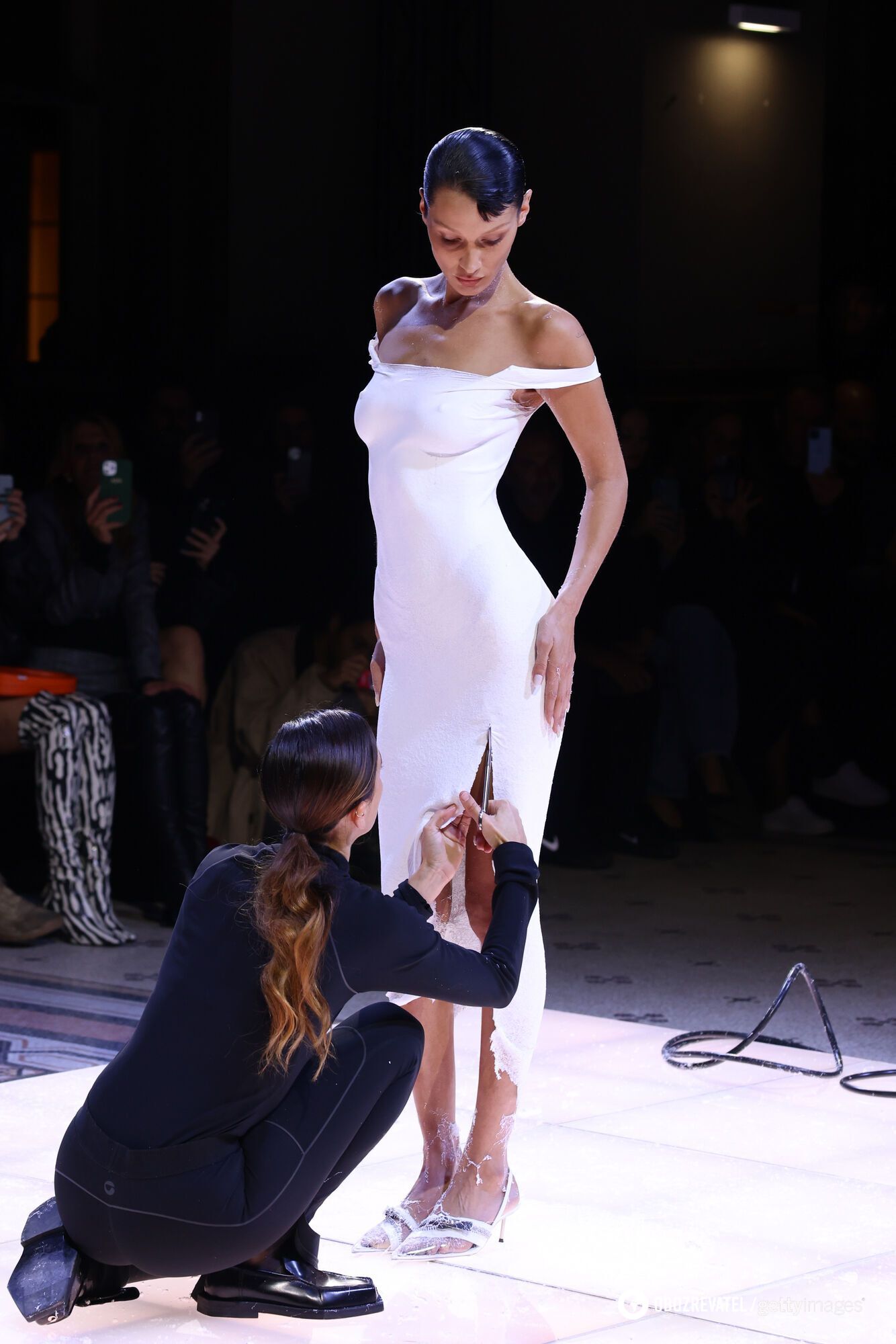 У Парижі на очах у глядачів зі спрею створили сукню на оголеній Беллі Хадід. Фото та відео