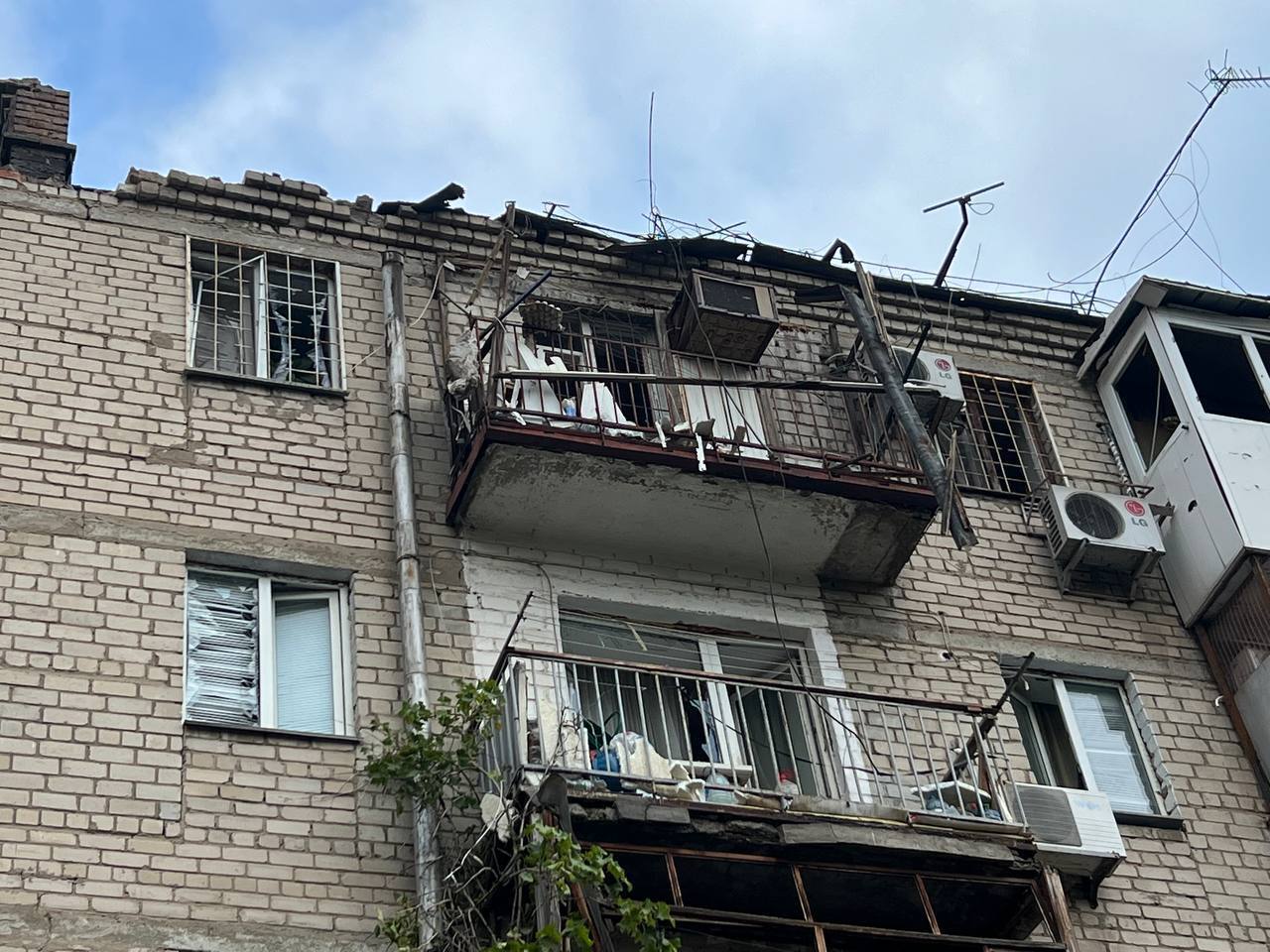 Разрушенный российской ракетой дом в Николаеве