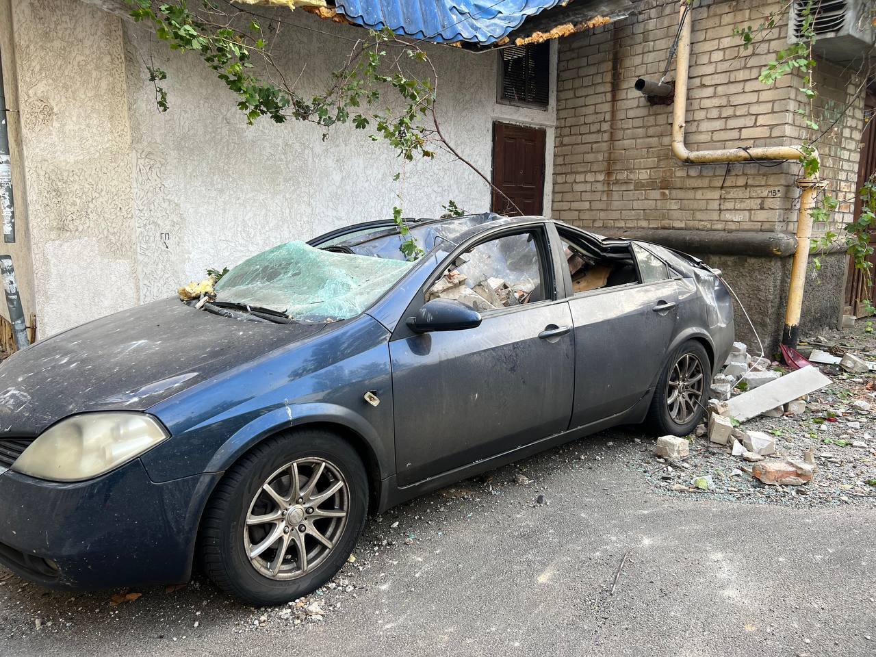 Пошкоджена російською ракетою автівка у Миколаєві
