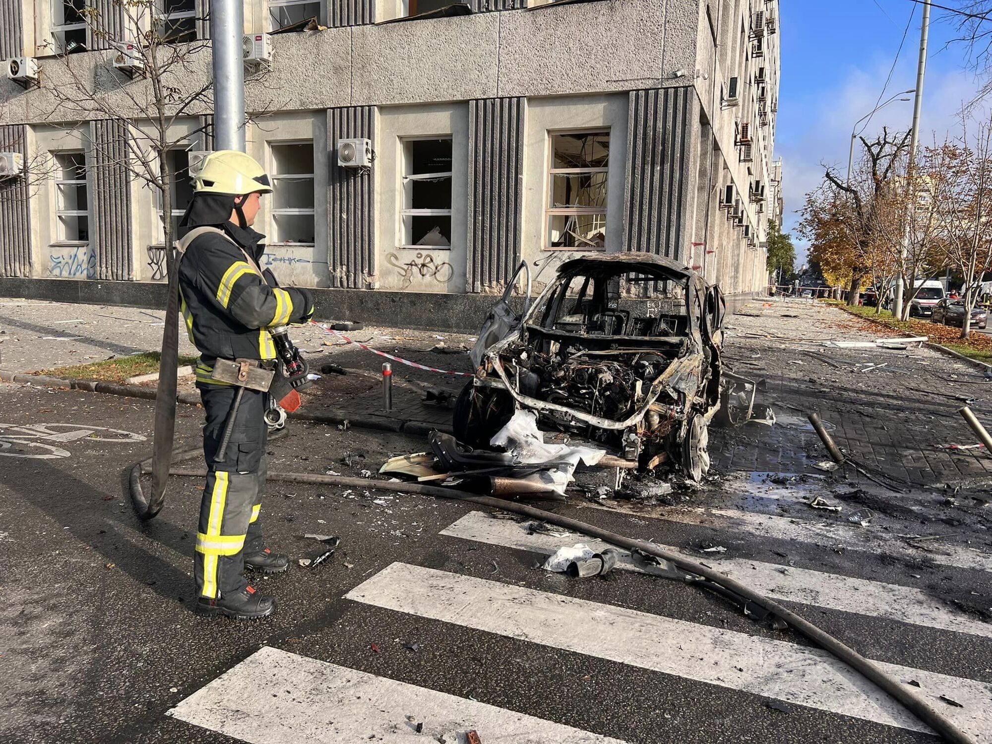 Вибухи прогриміли в чотирьох районах: у Києві розповіли про наслідки потужної ракетної атаки РФ. Фото і відео