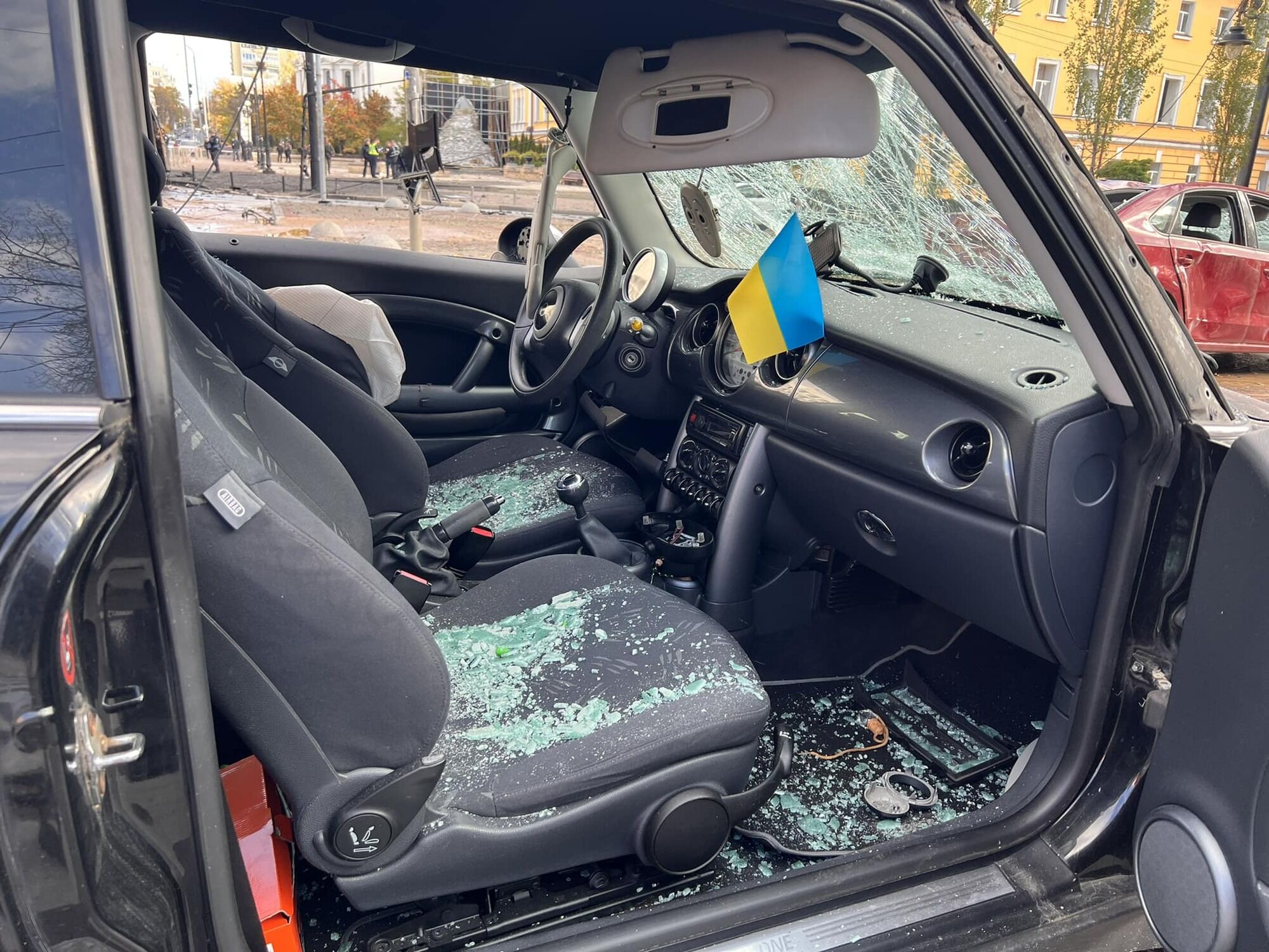 Вибухи прогриміли в чотирьох районах: у Києві розповіли про наслідки потужної ракетної атаки РФ. Фото і відео
