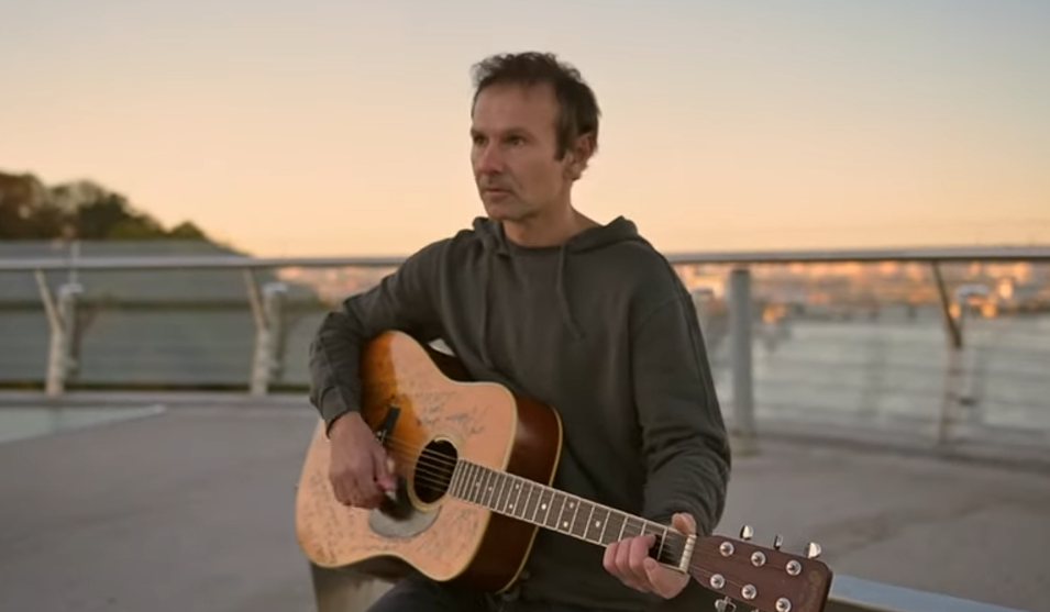 Вакарчук на стеклянном мосту в Киеве, который устоял под атакой оккупантов, посвятил песню Мариуполю и его защитникам. Видео