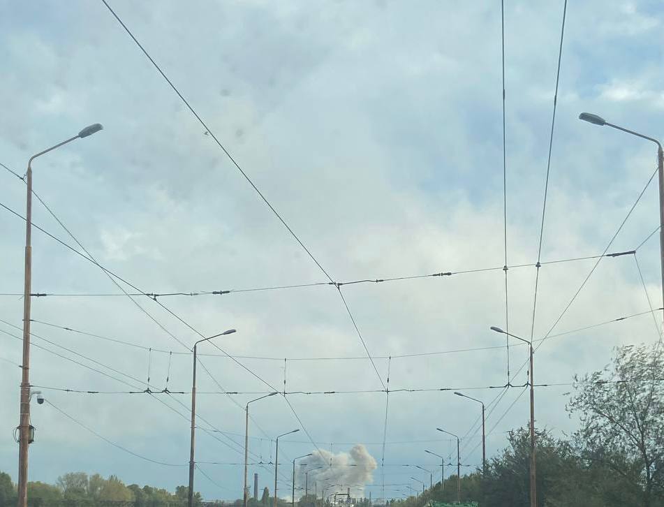 У Дніпрі прогриміли вибухи, видніється дим. Фото