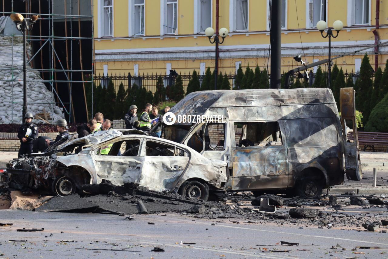 Згорілі авто і уламки навколо: як виглядає центр Києва після потужного ракетного удару. Фото і відео