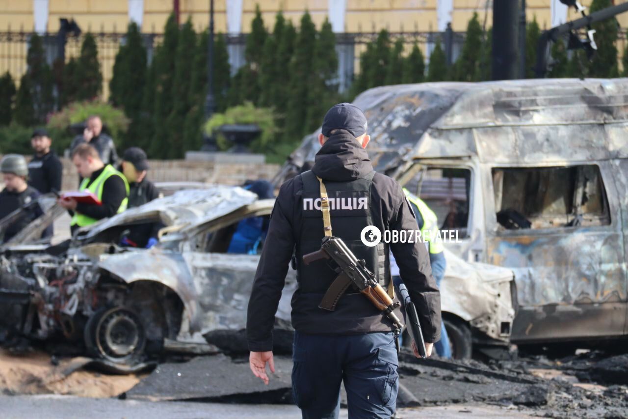 Згорілі авто і уламки навколо: як виглядає центр Києва після потужного ракетного удару. Фото і відео
