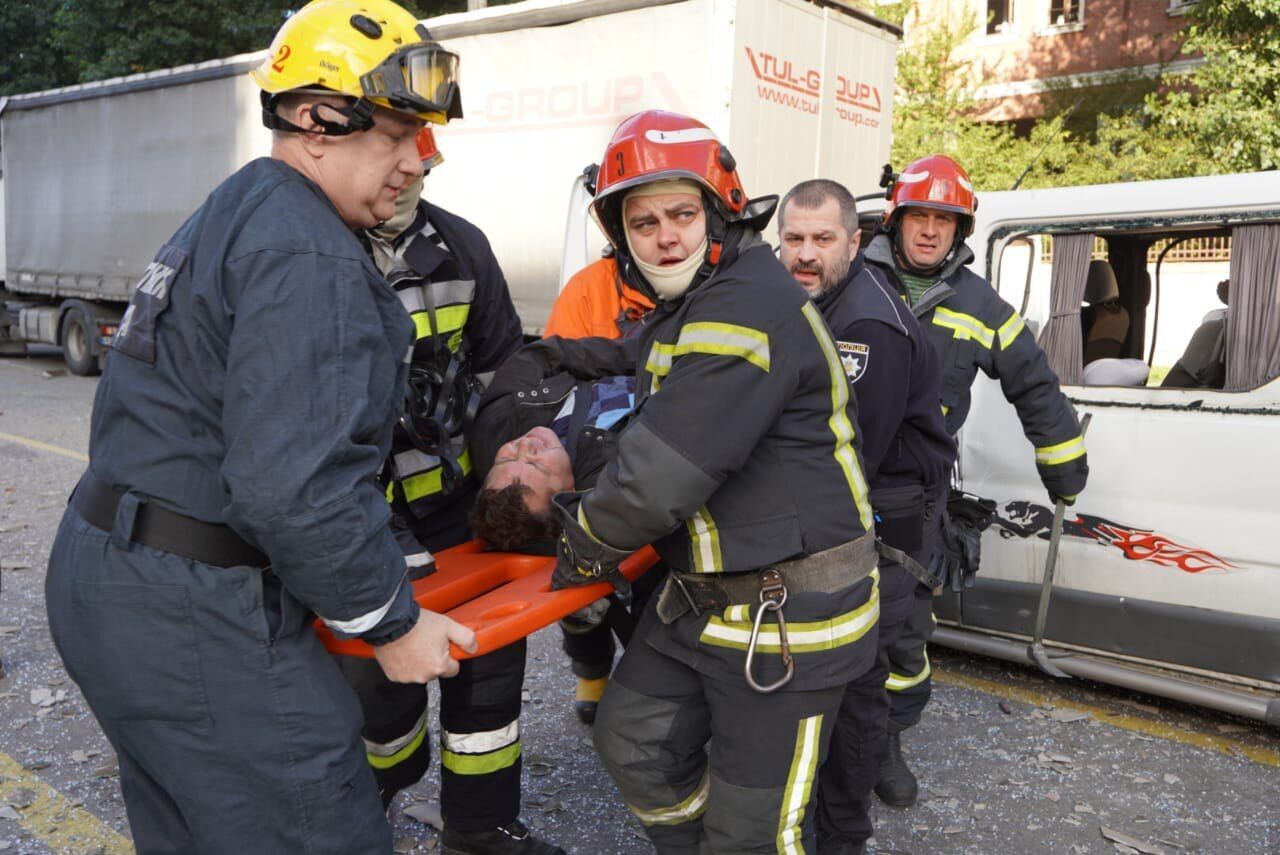 Украинские спасатели помогали раненым