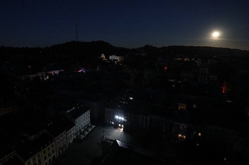Який вигляд має нічний Львів без електрики: місто Лева прекрасне завжди. Фото
