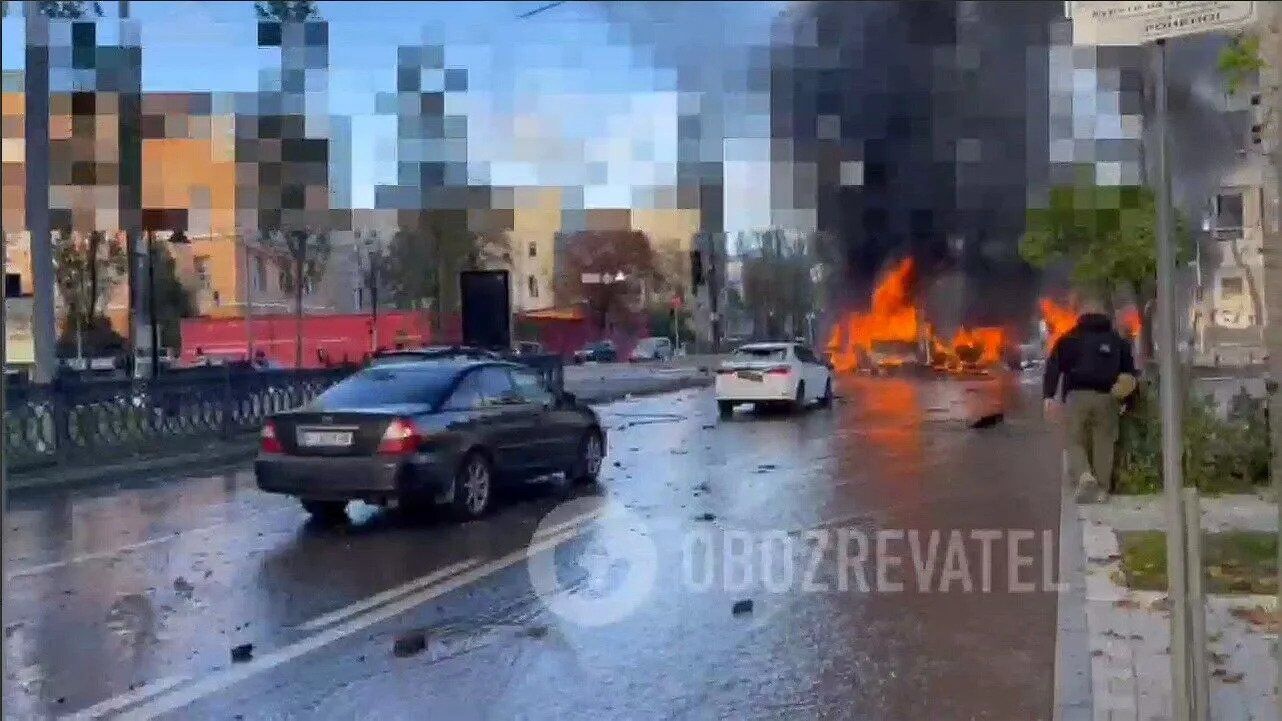Дівчину накрило вибуховою хвилею під час ракетного удару по центру Києва: момент зафіксувала відеокамера