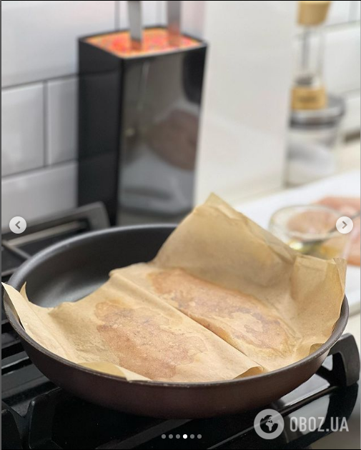 Як приготувати соковите куряче філе на сковорідці: знадобиться пергамент 