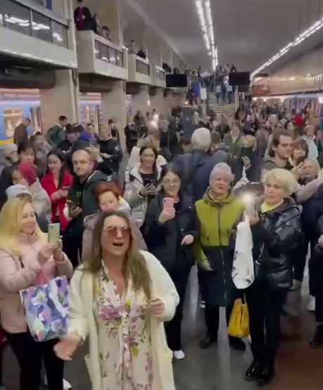 Наталя Могилевська в Києві під час повітряної тривоги роздавала солодощі дітям та співала з українцями в метро. Відео