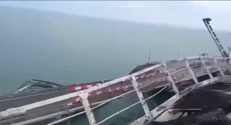 Безпека мосту в епіцентрі пожежі під великим питанням: з’явилося нове відео з місця вибуху на Кримському мосту 