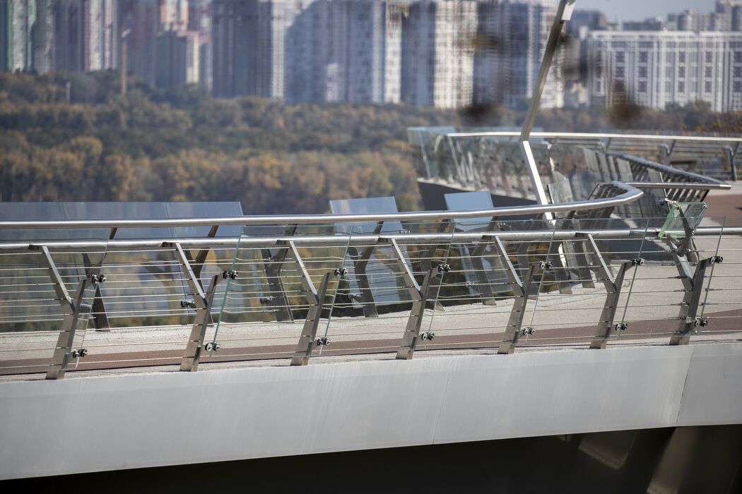 "На изготовление стекла нужно до трех недель": Кличко рассказал, когда починят пешеходный мост. Фото