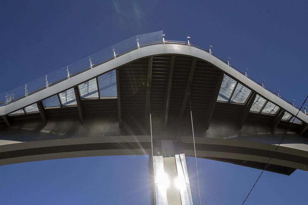 ''На виготовлення скла потрібно до трьох тижнів'': Кличко розповів, коли відремонтують пішохідний міст. Фото