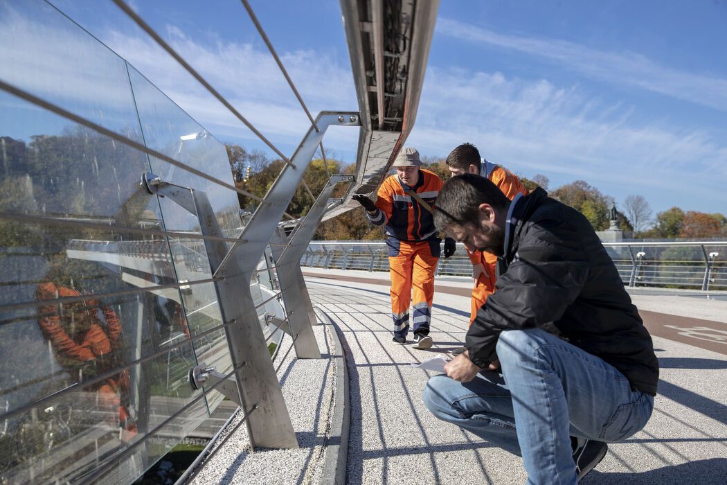 ''На виготовлення скла потрібно до трьох тижнів'': Кличко розповів, коли відремонтують пішохідний міст. Фото