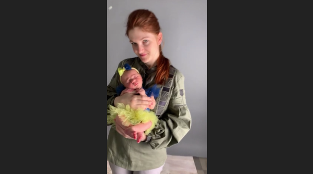 Освобожденная из плена Марьяна Мамонова снялась в трогательной фотосессии с новорожденной дочерью и мужем