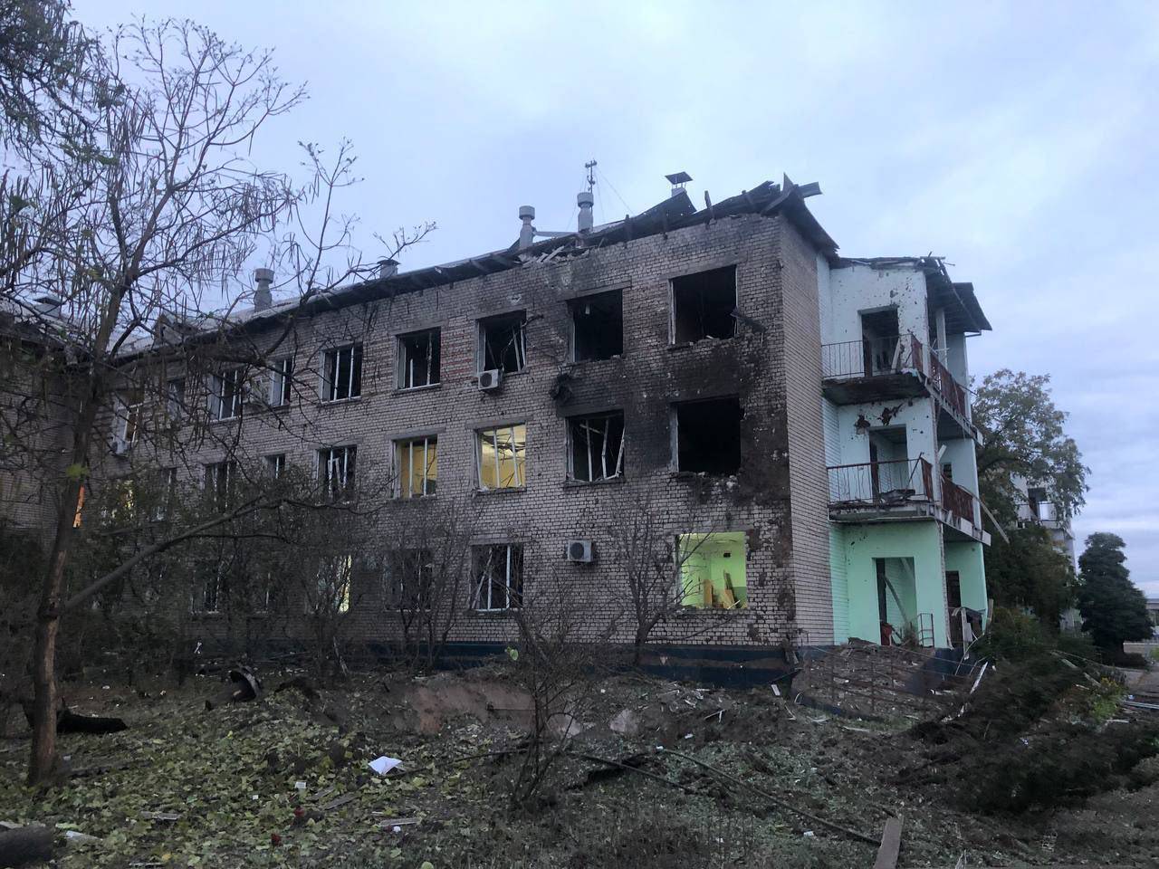 Оккупанты вновь ударили ракетами по Запорожью, попали в автосалон: есть погибший. Фото и видео