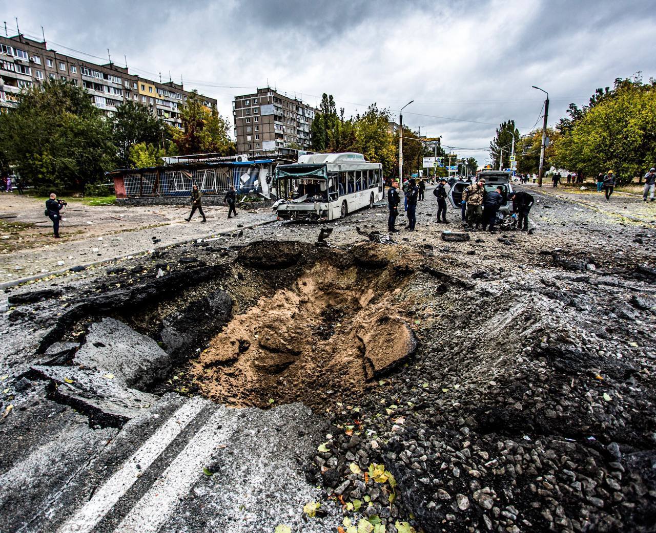 "Мы все отстроим": в Днепре всего за ночь отремонтировали поврежденную российской ракетой улицу. Фото