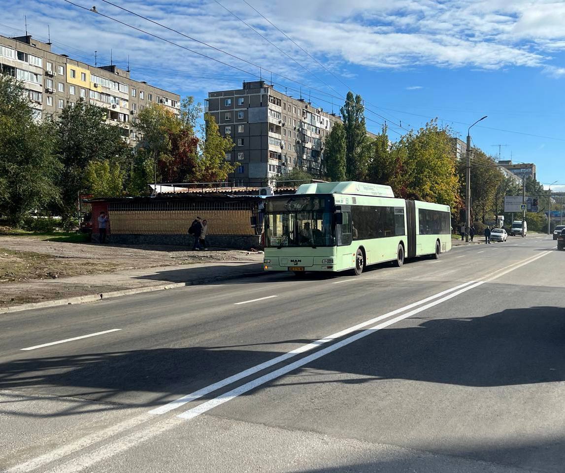 ''Мы все отстроим'': в Днепре всего за ночь отремонтировали поврежденную российской ракетой улицу. Фото