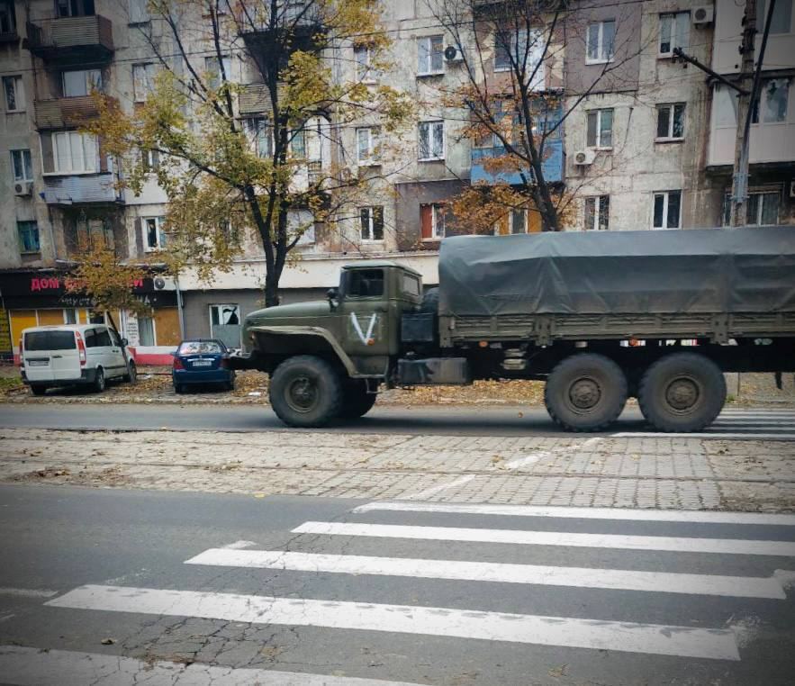 У Маріуполі другий день поспіль фіксують активізацію руху військової техніки, яка везе поповнення окупантам. Фото