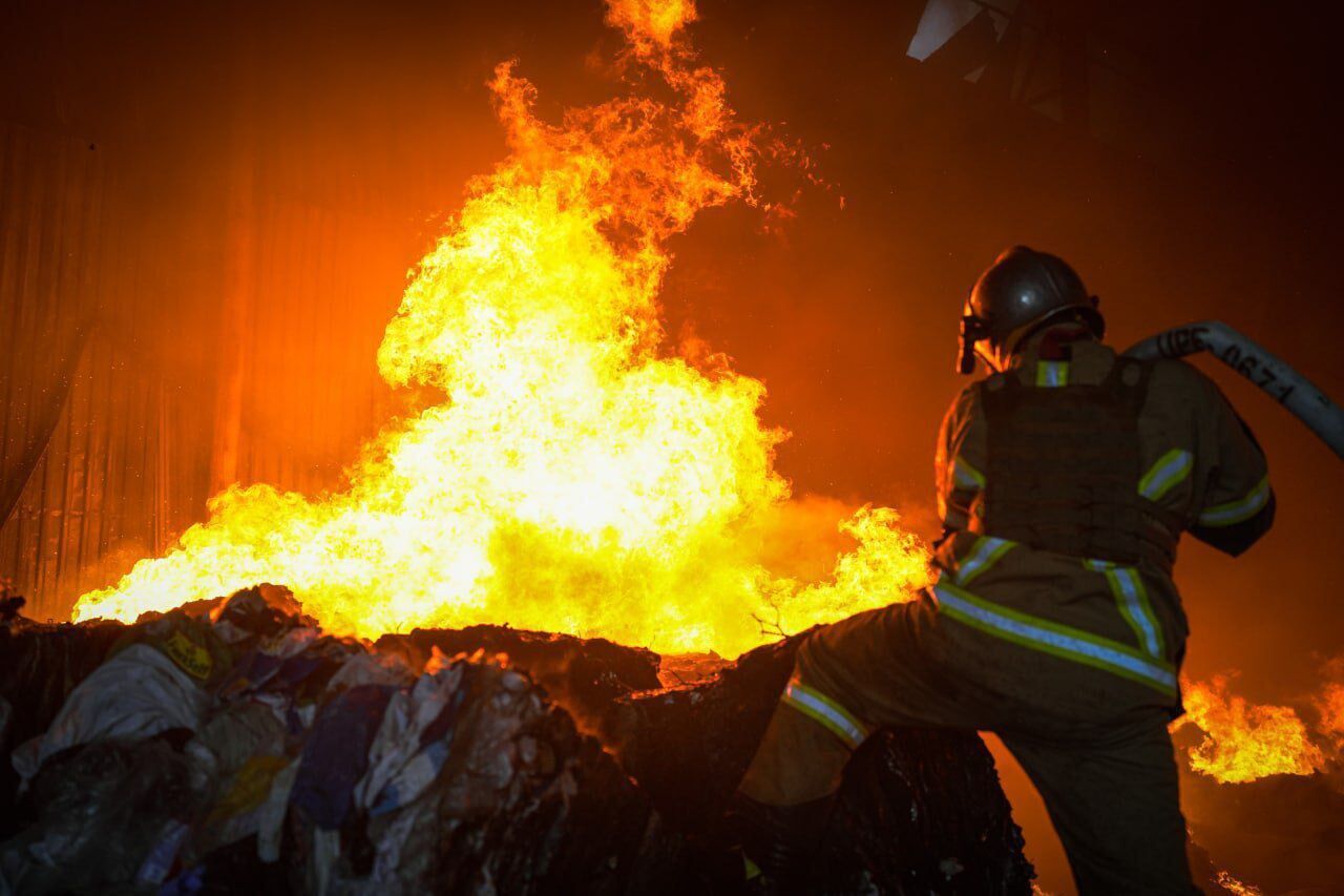В ликвидации пожаров и аварийно-спасательным работам были задействованы более тысячи спасателей