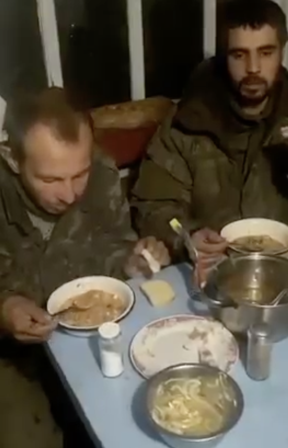''Говорили, что в Украине все нацисты'': пленный оккупант из Башкирии за тарелкой борща пожаловался на ложь командования. Видео