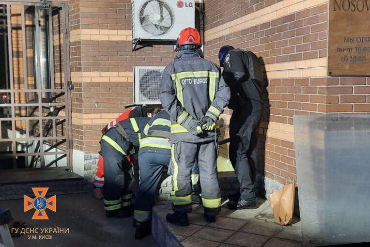 В центре Киева мужчина упал в вентиляционную шахту. Фото