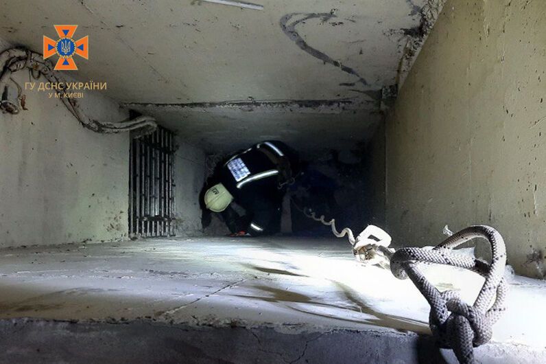 У центрі Києва чоловік упав у вентиляційну шахту. Фото